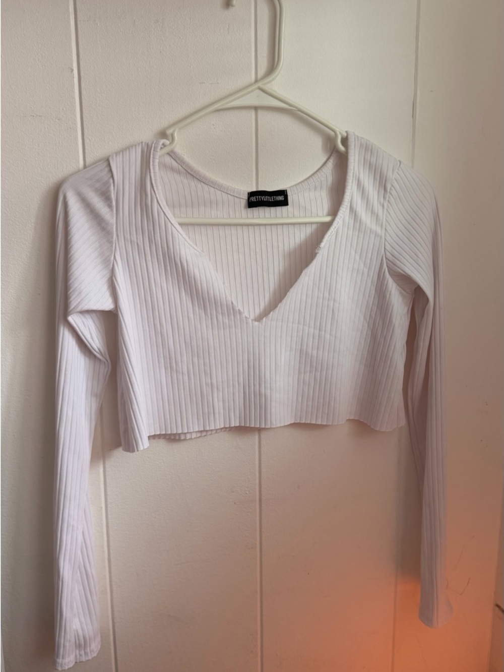 PrettyLittleThing White Ribbed V-Neck Cropped Long Sleeve Top